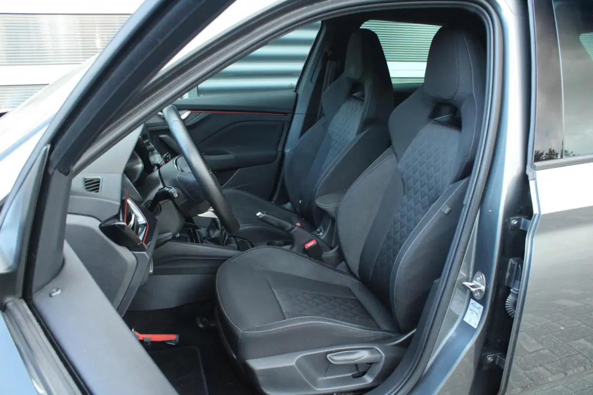 1.0 TSI 110pk Sport Business | Trekhaak Wegklapbaar | Cruise Control | Climate Control | All Season Banden | Parkeersensoren