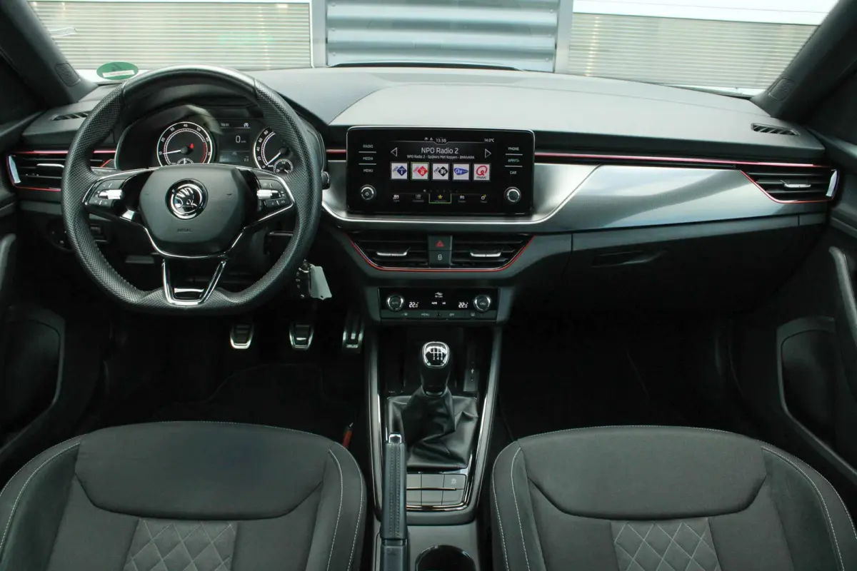 1.0 TSI 110pk Sport Business | Trekhaak Wegklapbaar | Cruise Control | Climate Control | All Season Banden | Parkeersensoren