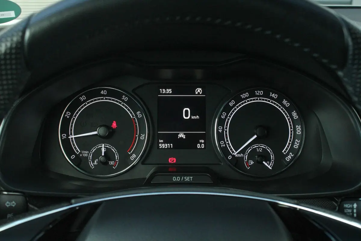 1.0 TSI 110pk Sport Business | Trekhaak Wegklapbaar | Cruise Control | Climate Control | All Season Banden | Parkeersensoren