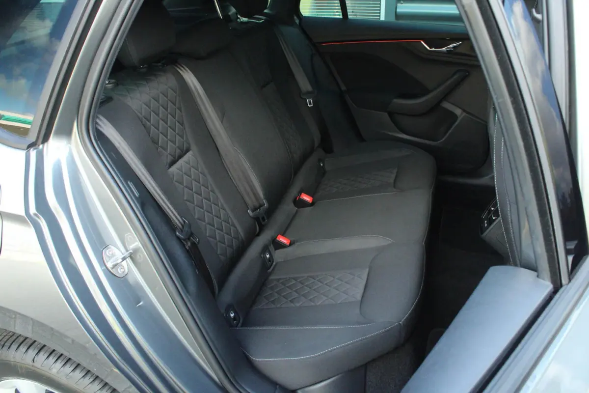 1.0 TSI 110pk Sport Business | Trekhaak Wegklapbaar | Cruise Control | Climate Control | All Season Banden | Parkeersensoren