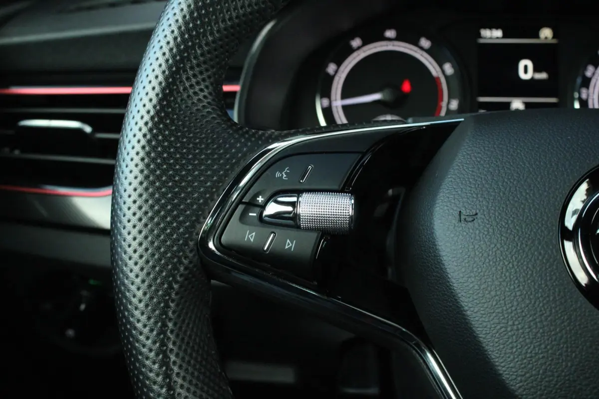 1.0 TSI 110pk Sport Business | Trekhaak Wegklapbaar | Cruise Control | Climate Control | All Season Banden | Parkeersensoren