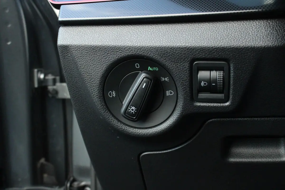 1.0 TSI 110pk Sport Business | Trekhaak Wegklapbaar | Cruise Control | Climate Control | All Season Banden | Parkeersensoren