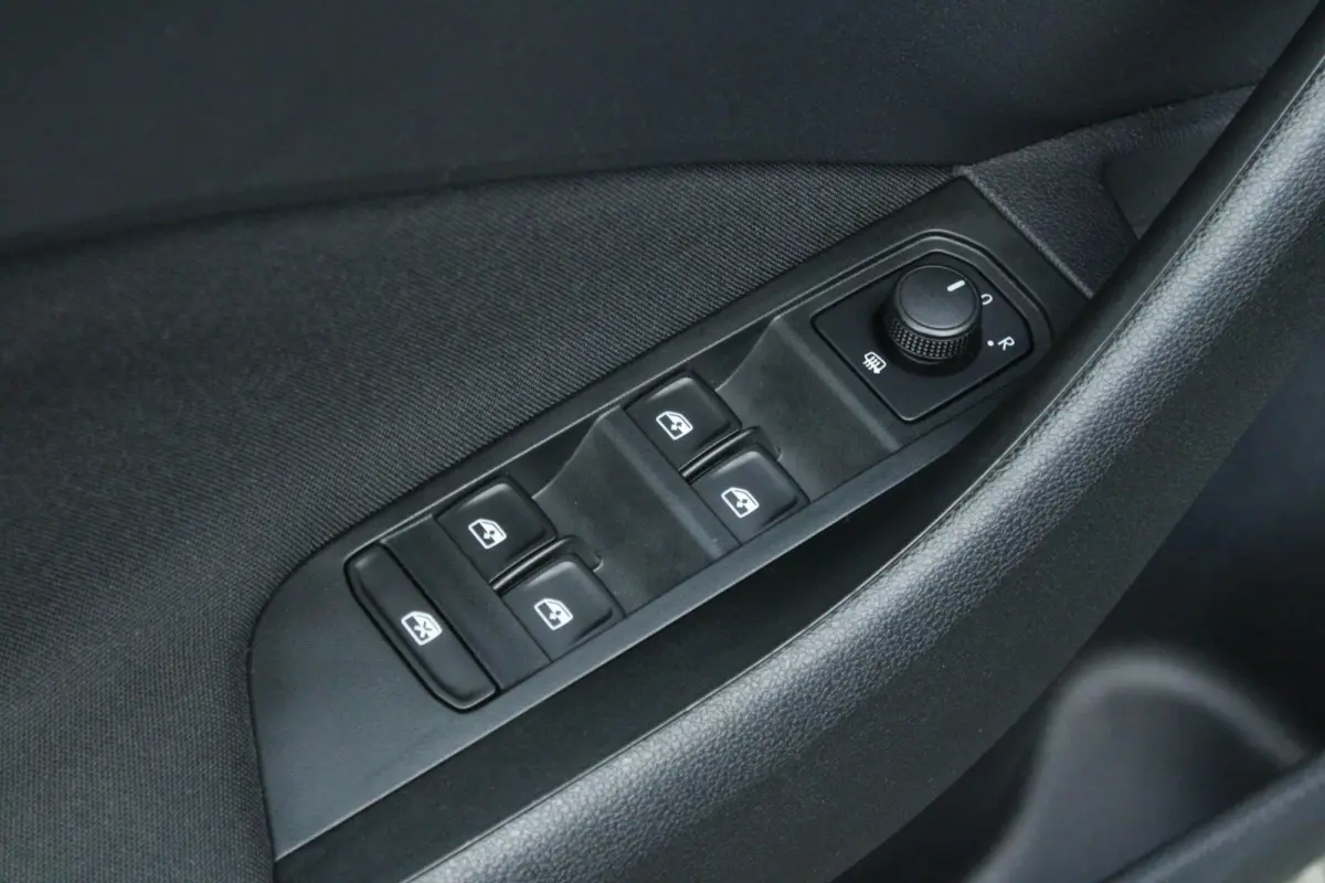 1.0 TSI 110pk Sport Business | Trekhaak Wegklapbaar | Cruise Control | Climate Control | All Season Banden | Parkeersensoren