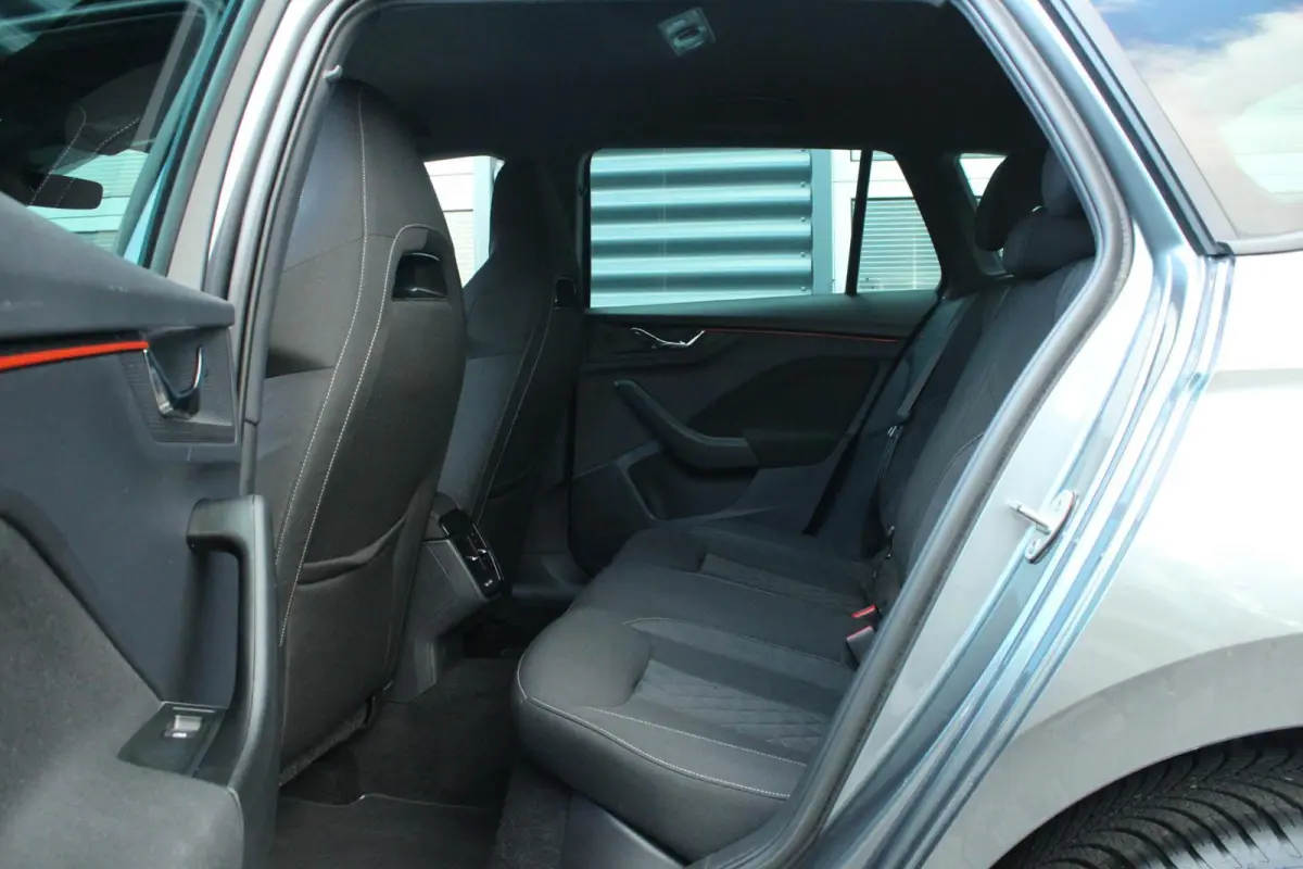 1.0 TSI 110pk Sport Business | Trekhaak Wegklapbaar | Cruise Control | Climate Control | All Season Banden | Parkeersensoren