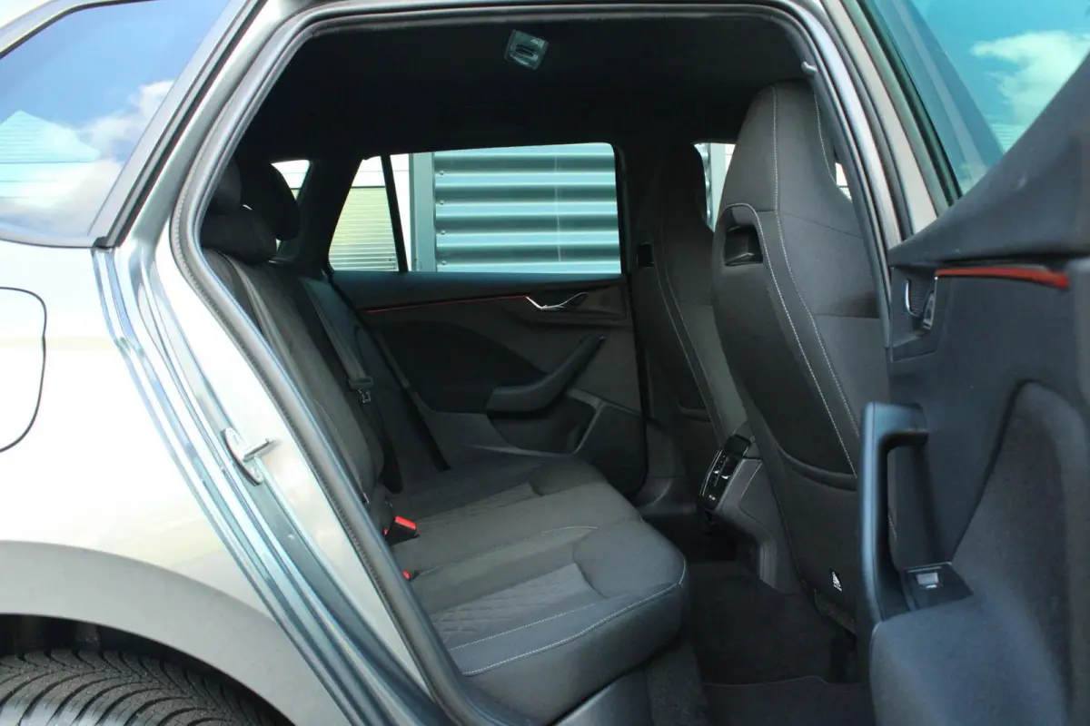 1.0 TSI 110pk Sport Business | Trekhaak Wegklapbaar | Cruise Control | Climate Control | All Season Banden | Parkeersensoren