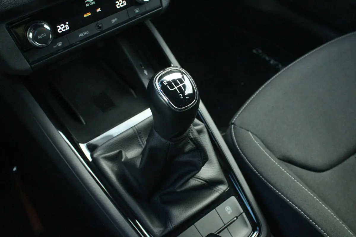 1.0 TSI 110pk Sport Business | Trekhaak Wegklapbaar | Cruise Control | Climate Control | All Season Banden | Parkeersensoren