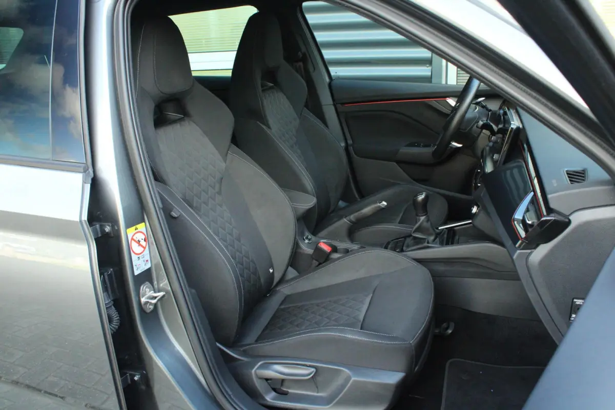 1.0 TSI 110pk Sport Business | Trekhaak Wegklapbaar | Cruise Control | Climate Control | All Season Banden | Parkeersensoren