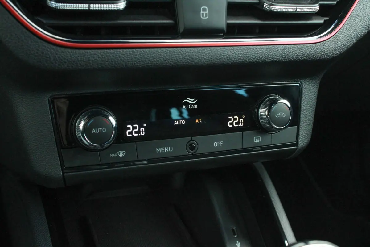1.0 TSI 110pk Sport Business | Trekhaak Wegklapbaar | Cruise Control | Climate Control | All Season Banden | Parkeersensoren