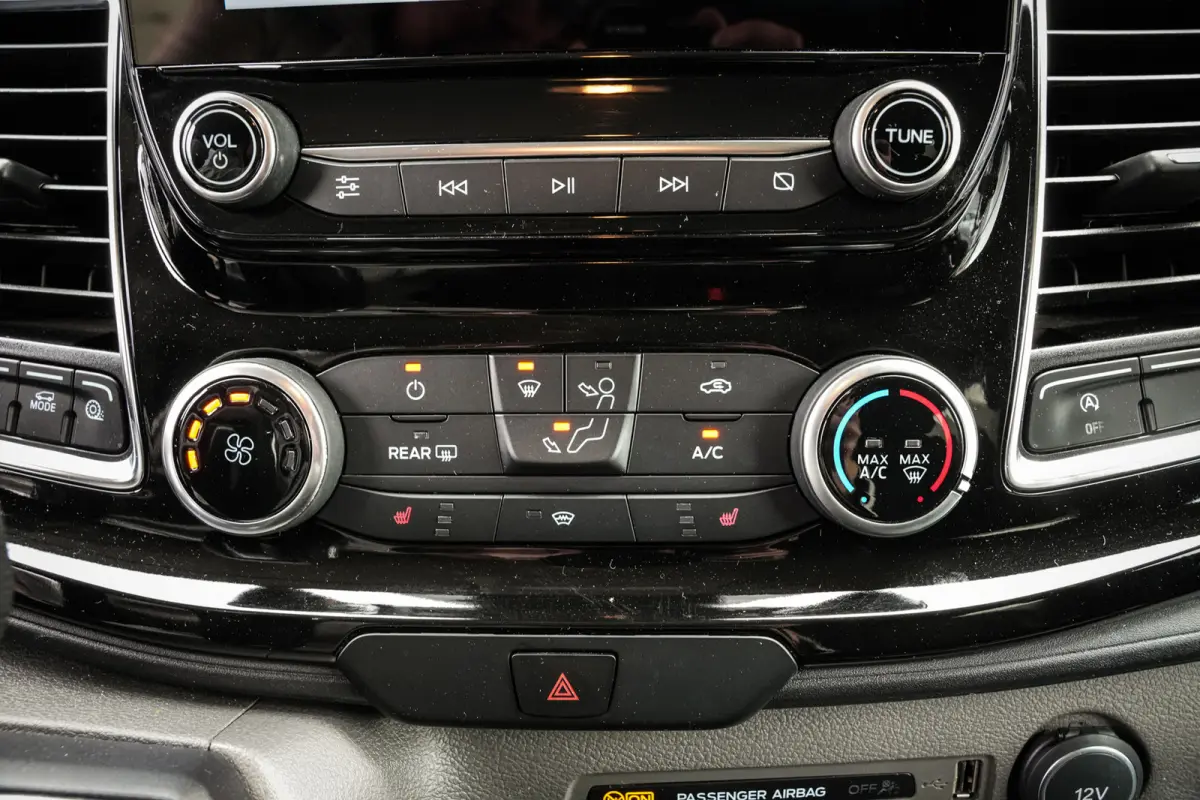 2.0 TDCI L1H1 Sport DC | Schuifdeur links | CarPlay | Camera | Trekhaak | ACC | Navi | Metallic |