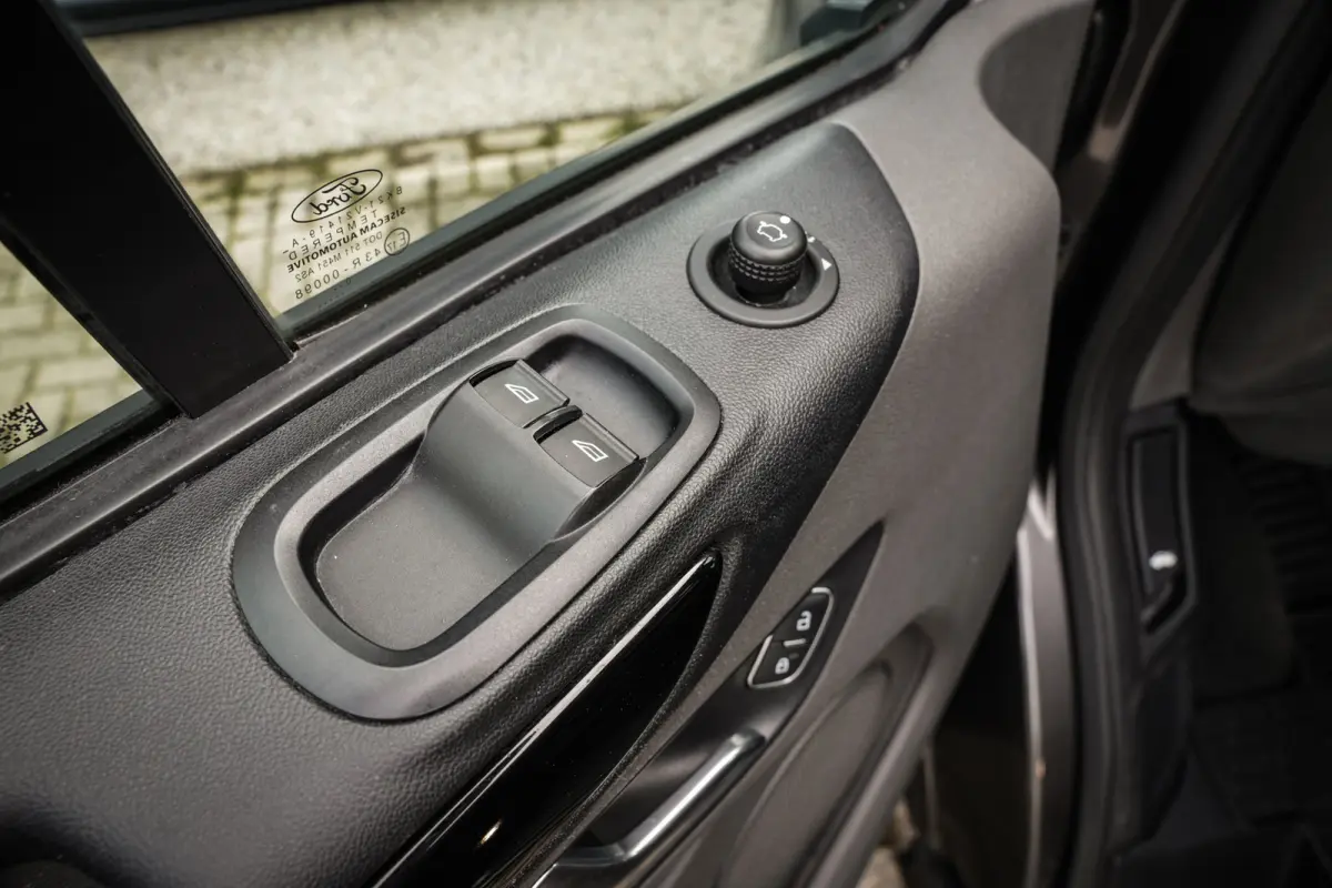 2.0 TDCI L1H1 Sport DC | Schuifdeur links | CarPlay | Camera | Trekhaak | ACC | Navi | Metallic |