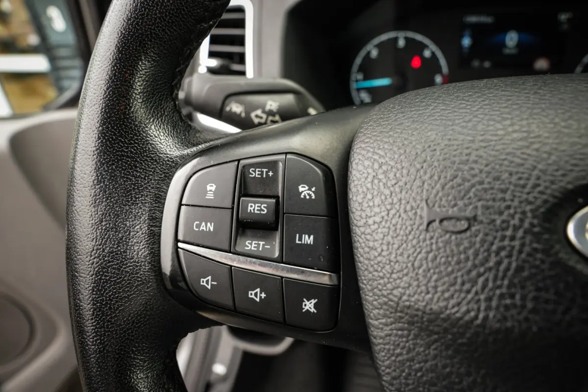 2.0 TDCI L1H1 Sport DC | Schuifdeur links | CarPlay | Camera | Trekhaak | ACC | Navi | Metallic |