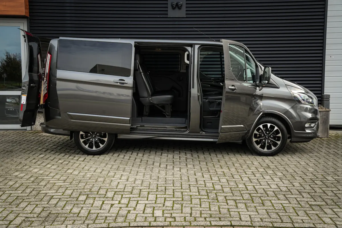 2.0 TDCI L1H1 Sport DC | Schuifdeur links | CarPlay | Camera | Trekhaak | ACC | Navi | Metallic |