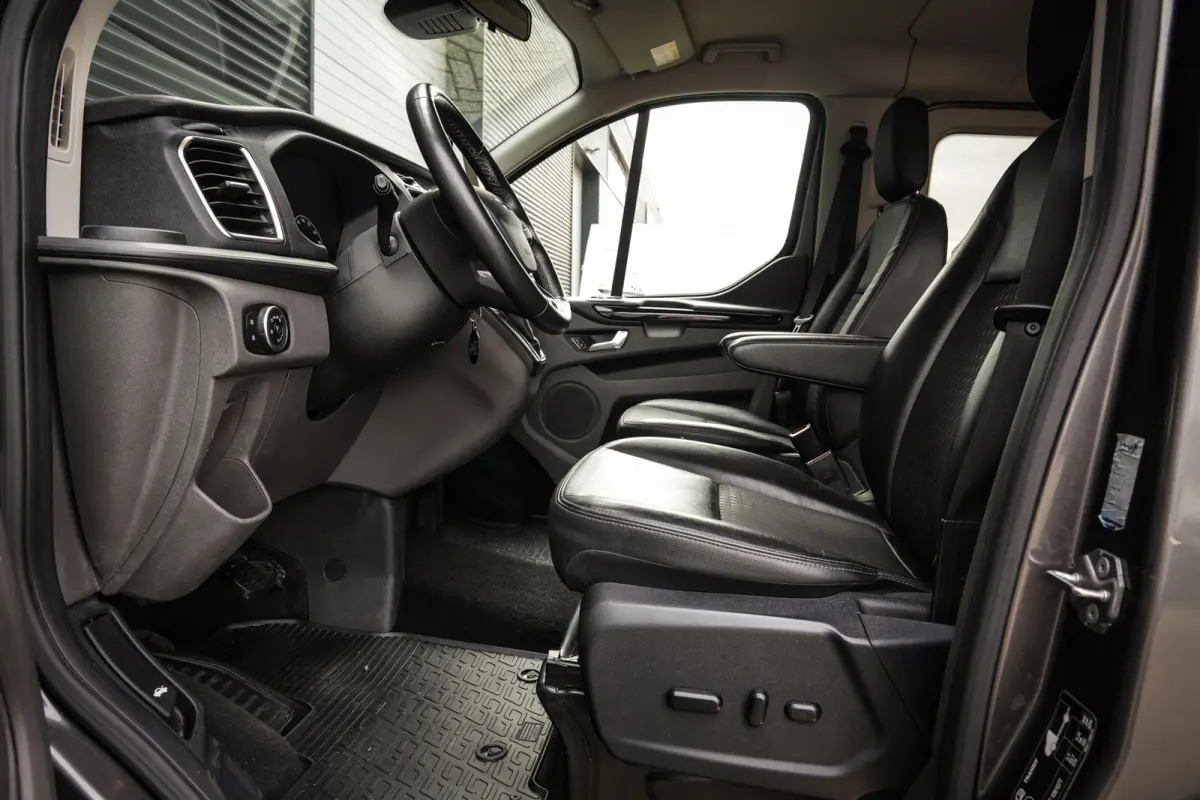 2.0 TDCI L1H1 Sport DC | Schuifdeur links | CarPlay | Camera | Trekhaak | ACC | Navi | Metallic |