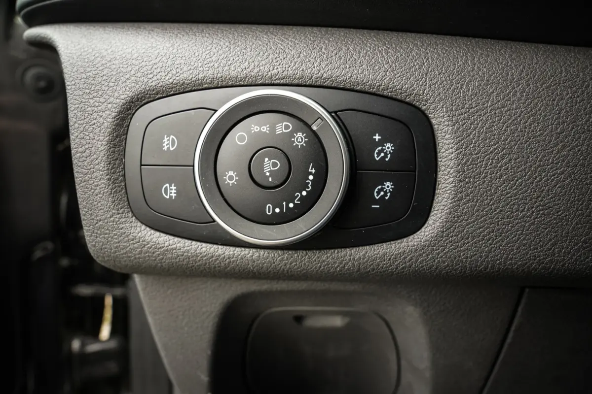 2.0 TDCI L1H1 Sport DC | Schuifdeur links | CarPlay | Camera | Trekhaak | ACC | Navi | Metallic |