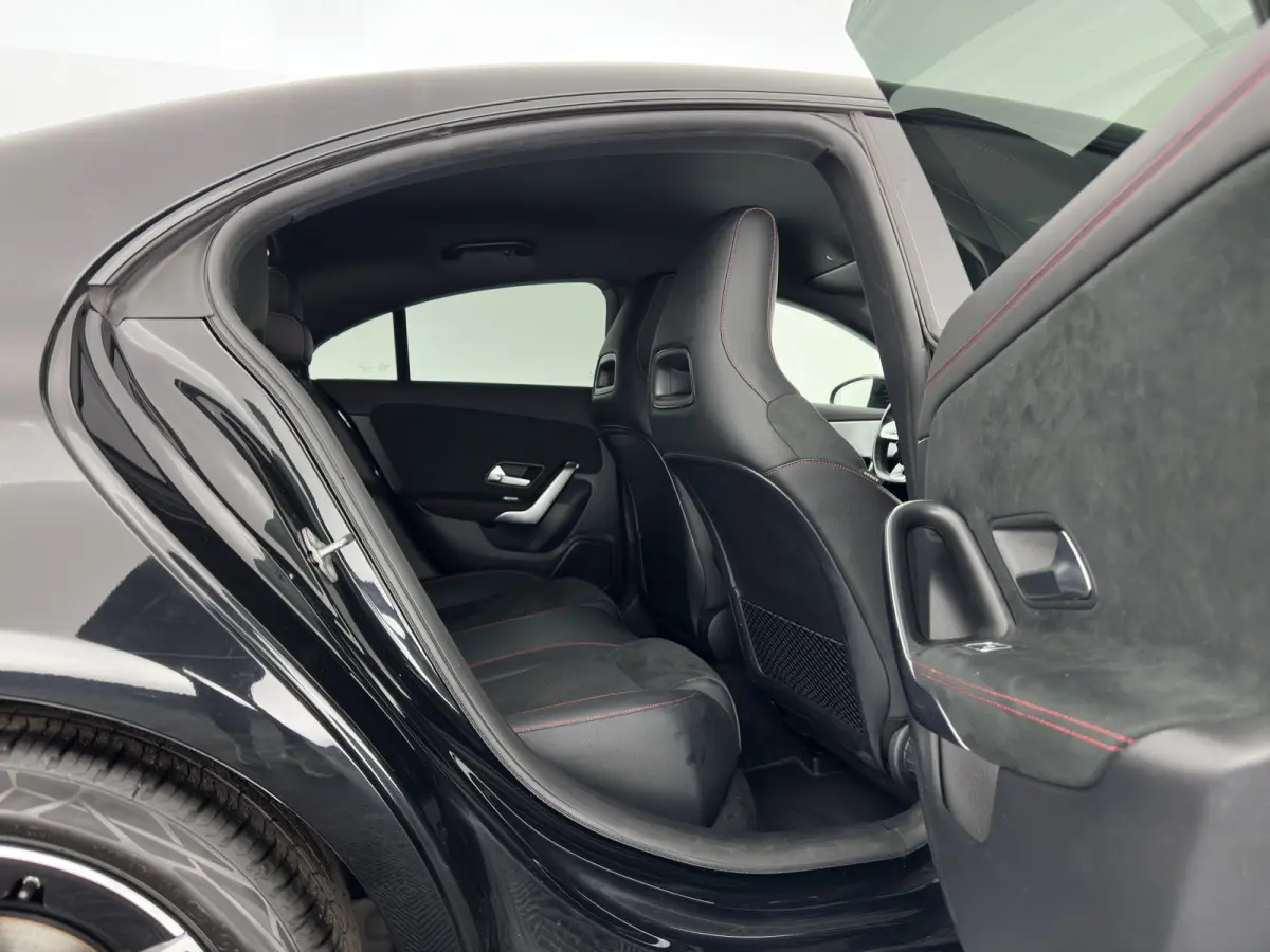 200 Business Solution AMG (INCL.BTW) Aut. *LEATHER-MICROFIBRE | FULL-LED | HEATED-SPORTSEATS | AMBIENT-LIGHT | DIGI-COCKPIT | DAB+ | NAVI-FULLMAP | CAMERA | PRIVACYGLASS | SHIFTPADDLES | 18'