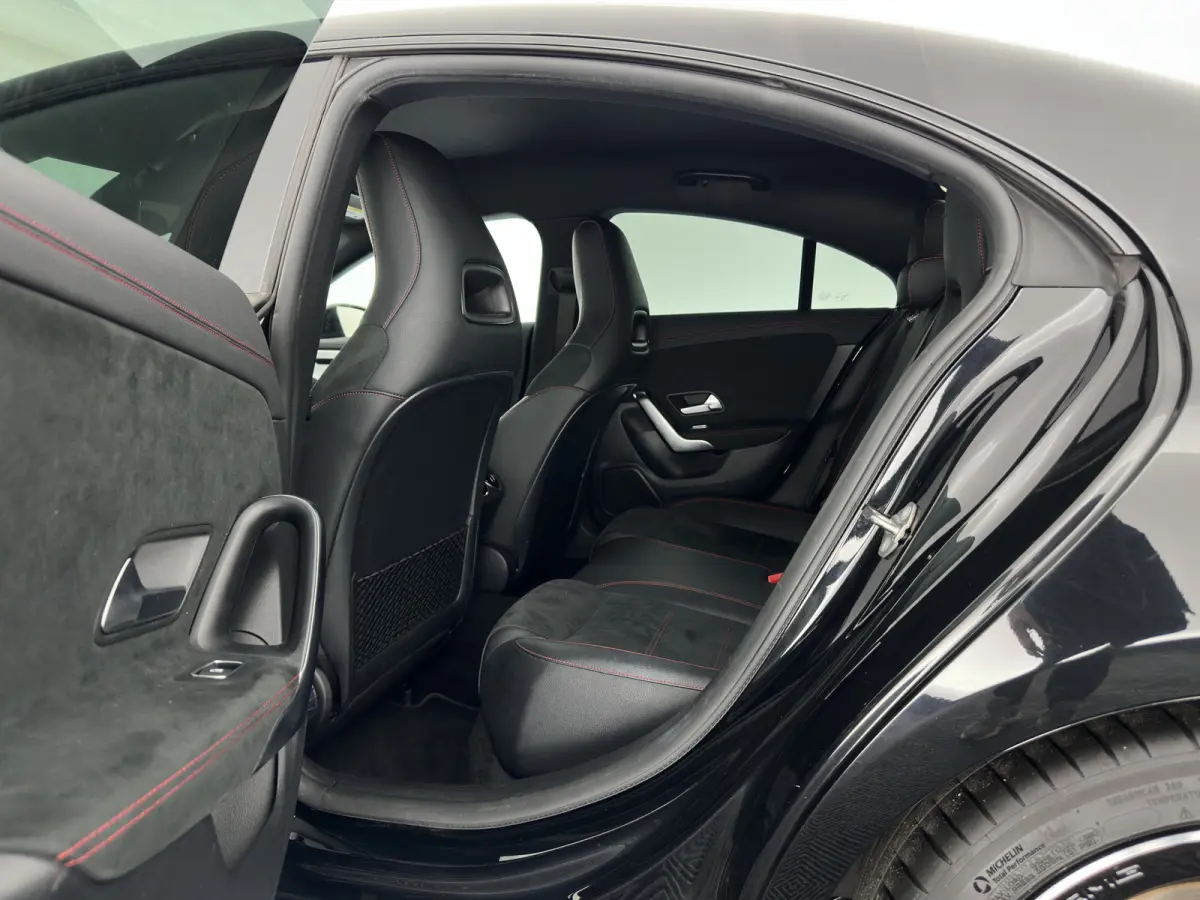 200 Business Solution AMG (INCL.BTW) Aut. *LEATHER-MICROFIBRE | FULL-LED | HEATED-SPORTSEATS | AMBIENT-LIGHT | DIGI-COCKPIT | DAB+ | NAVI-FULLMAP | CAMERA | PRIVACYGLASS | SHIFTPADDLES | 18'