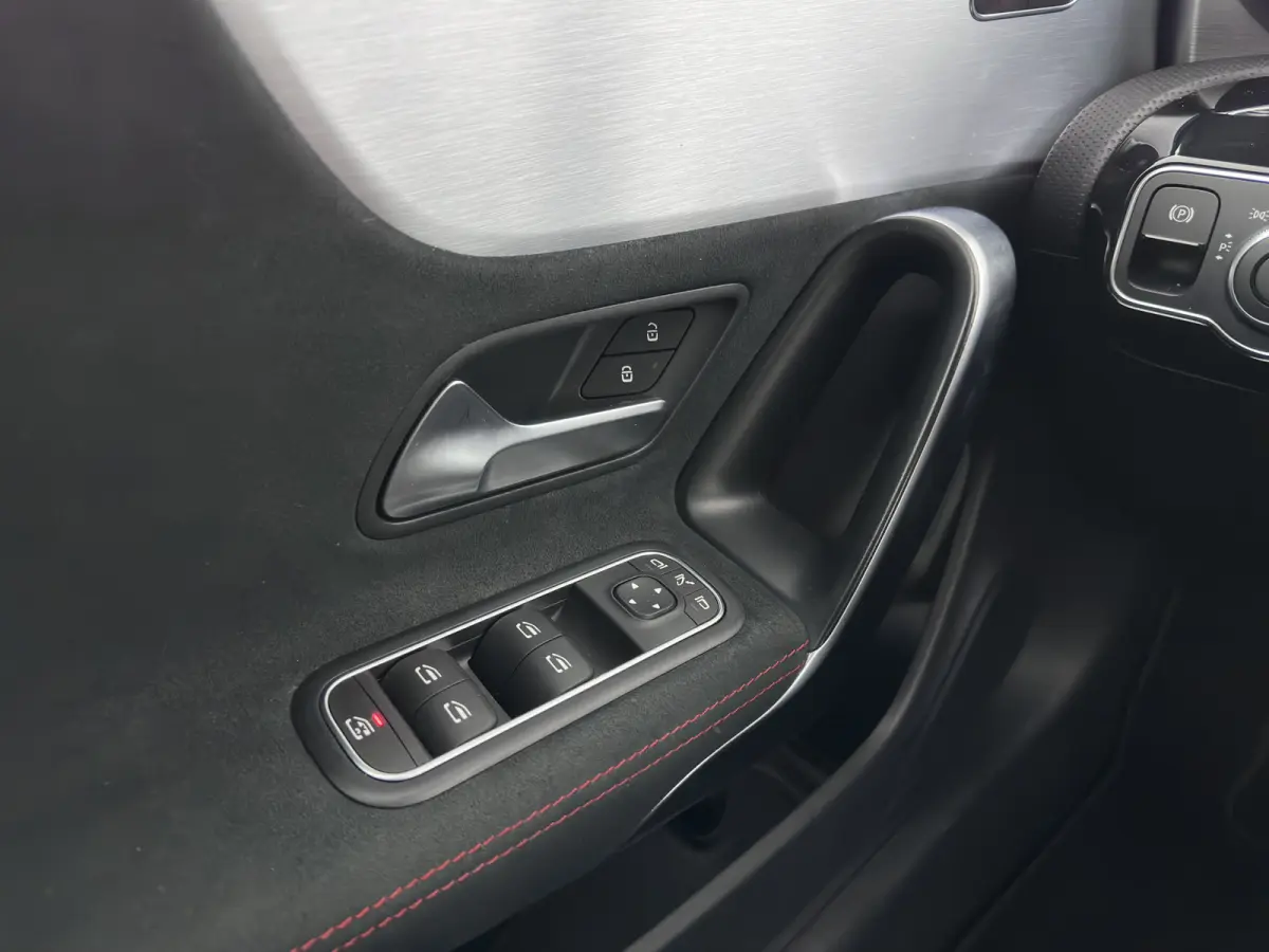 200 Business Solution AMG (INCL.BTW) Aut. *LEATHER-MICROFIBRE | FULL-LED | HEATED-SPORTSEATS | AMBIENT-LIGHT | DIGI-COCKPIT | DAB+ | NAVI-FULLMAP | CAMERA | PRIVACYGLASS | SHIFTPADDLES | 18'