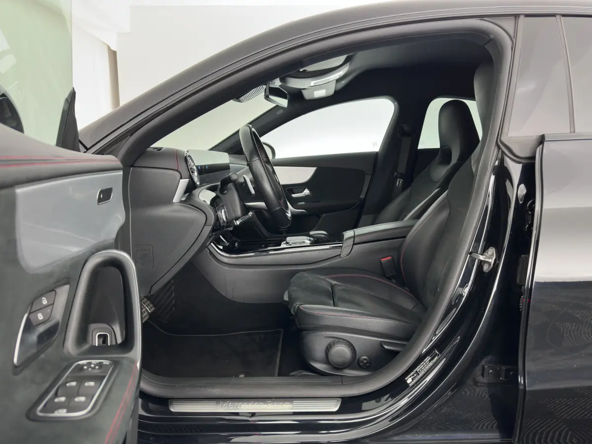 200 Business Solution AMG (INCL.BTW) Aut. *LEATHER-MICROFIBRE | FULL-LED | HEATED-SPORTSEATS | AMBIENT-LIGHT | DIGI-COCKPIT | DAB+ | NAVI-FULLMAP | CAMERA | PRIVACYGLASS | SHIFTPADDLES | 18'
