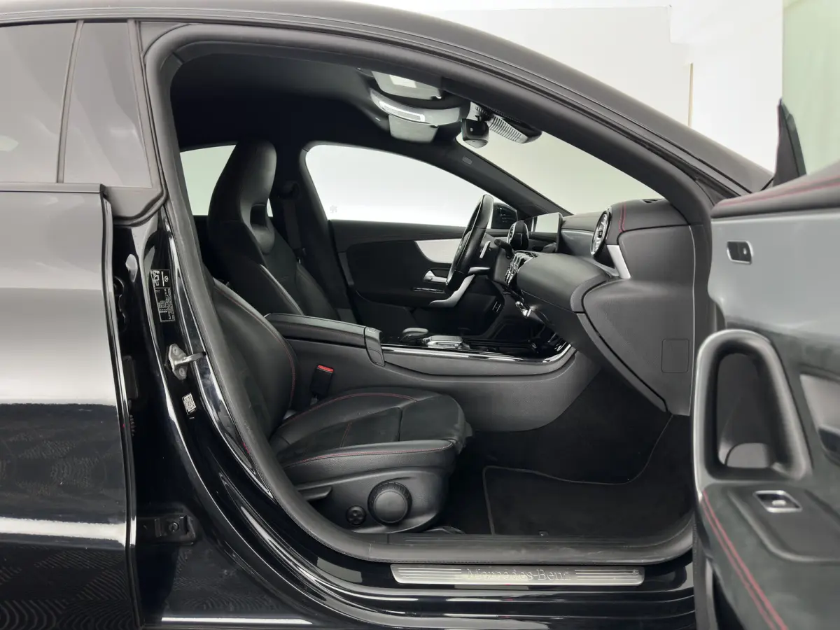 200 Business Solution AMG (INCL.BTW) Aut. *LEATHER-MICROFIBRE | FULL-LED | HEATED-SPORTSEATS | AMBIENT-LIGHT | DIGI-COCKPIT | DAB+ | NAVI-FULLMAP | CAMERA | PRIVACYGLASS | SHIFTPADDLES | 18'