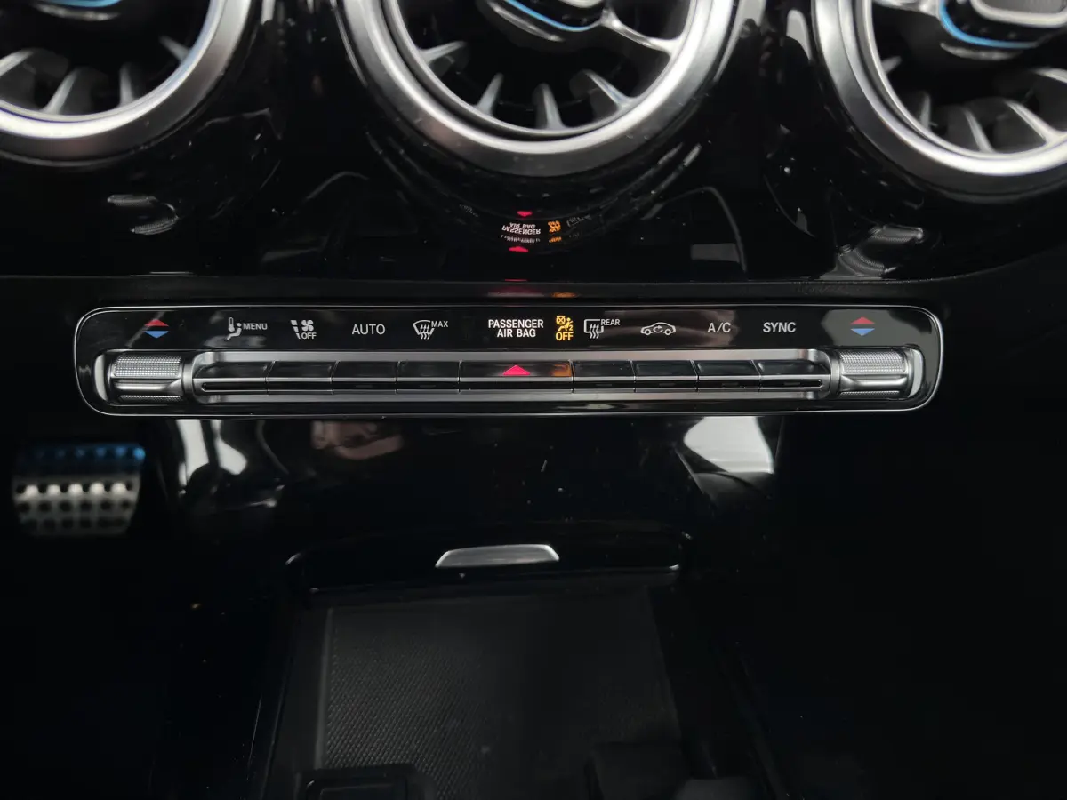 200 Business Solution AMG (INCL.BTW) Aut. *LEATHER-MICROFIBRE | FULL-LED | HEATED-SPORTSEATS | AMBIENT-LIGHT | DIGI-COCKPIT | DAB+ | NAVI-FULLMAP | CAMERA | PRIVACYGLASS | SHIFTPADDLES | 18'