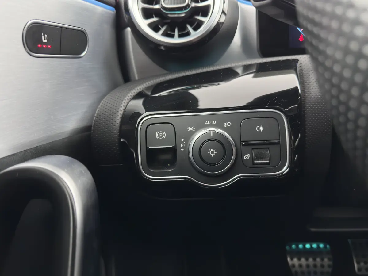200 Business Solution AMG (INCL.BTW) Aut. *LEATHER-MICROFIBRE | FULL-LED | HEATED-SPORTSEATS | AMBIENT-LIGHT | DIGI-COCKPIT | DAB+ | NAVI-FULLMAP | CAMERA | PRIVACYGLASS | SHIFTPADDLES | 18'
