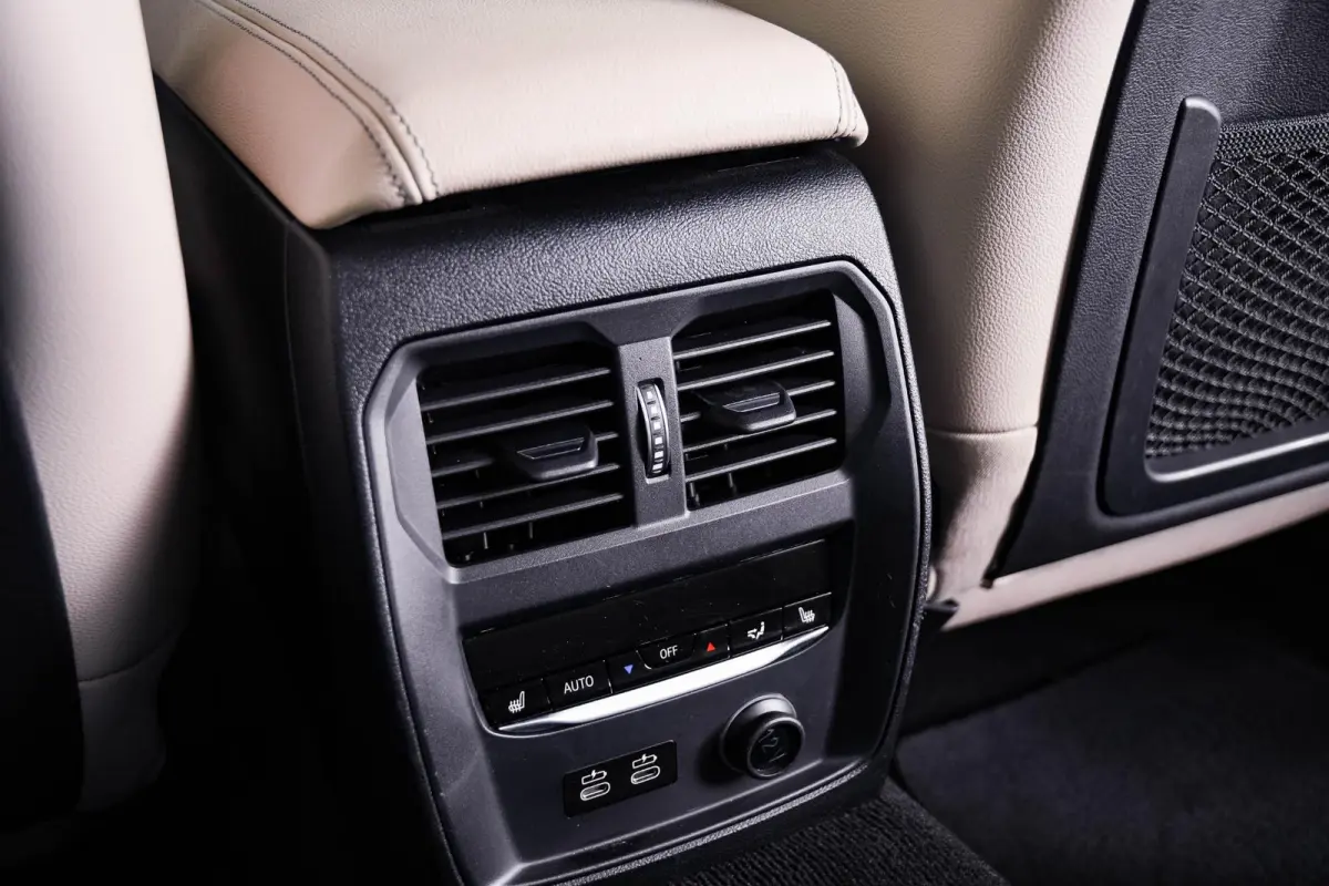 330e Sport Line - Active Cruise Control - Stoelverwarming voor en achter - Elektrisch verstelbare stoelen - Elektrische achterklep - Geluiddempende/getinte ruiten - BMW Live Cockpit Professi