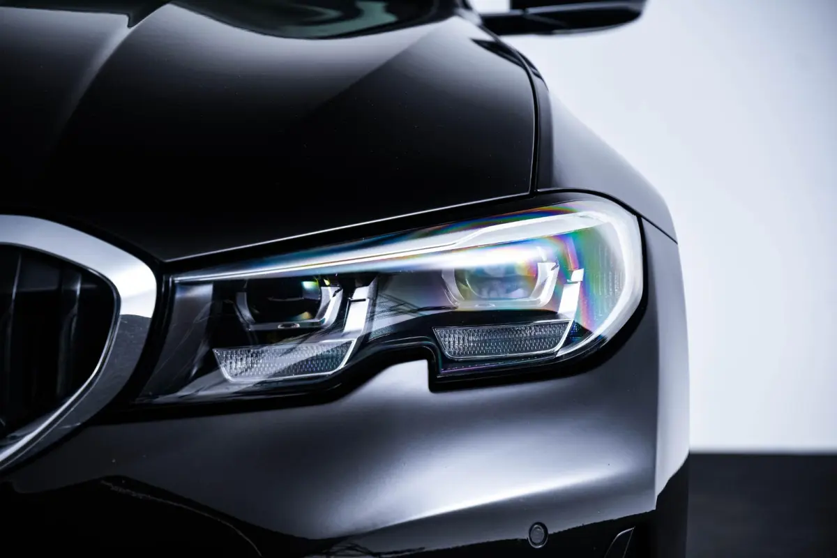330e Sport Line - Active Cruise Control - Stoelverwarming voor en achter - Elektrisch verstelbare stoelen - Elektrische achterklep - Geluiddempende/getinte ruiten - BMW Live Cockpit Professi