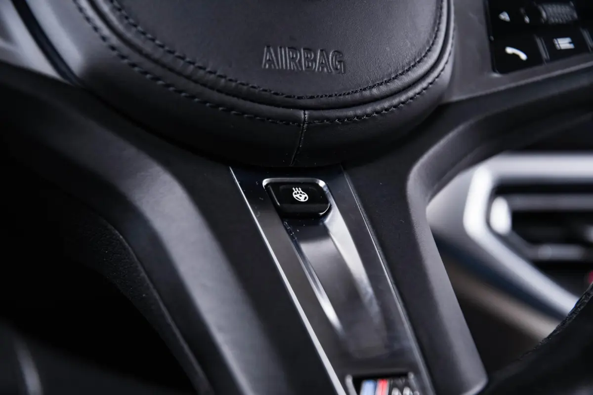 330e Sport Line - Active Cruise Control - Stoelverwarming voor en achter - Elektrisch verstelbare stoelen - Elektrische achterklep - Geluiddempende/getinte ruiten - BMW Live Cockpit Professi