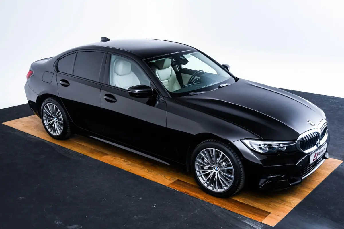 330e Sport Line - Active Cruise Control - Stoelverwarming voor en achter - Elektrisch verstelbare stoelen - Elektrische achterklep - Geluiddempende/getinte ruiten - BMW Live Cockpit Professi