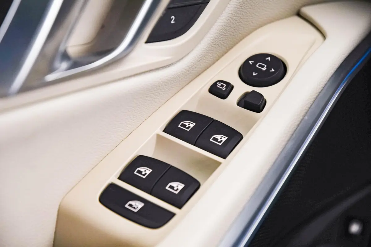 330e Sport Line - Active Cruise Control - Stoelverwarming voor en achter - Elektrisch verstelbare stoelen - Elektrische achterklep - Geluiddempende/getinte ruiten - BMW Live Cockpit Professi