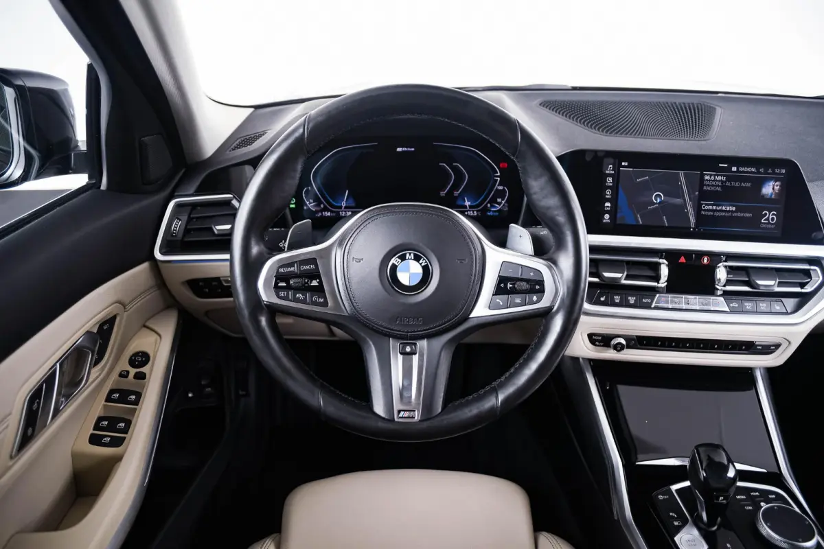 330e Sport Line - Active Cruise Control - Stoelverwarming voor en achter - Elektrisch verstelbare stoelen - Elektrische achterklep - Geluiddempende/getinte ruiten - BMW Live Cockpit Professi