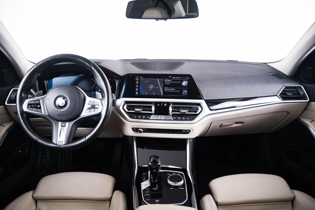 330e Sport Line - Active Cruise Control - Stoelverwarming voor en achter - Elektrisch verstelbare stoelen - Elektrische achterklep - Geluiddempende/getinte ruiten - BMW Live Cockpit Professi