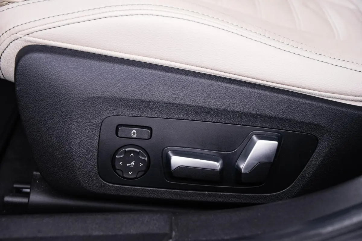 330e Sport Line - Active Cruise Control - Stoelverwarming voor en achter - Elektrisch verstelbare stoelen - Elektrische achterklep - Geluiddempende/getinte ruiten - BMW Live Cockpit Professi