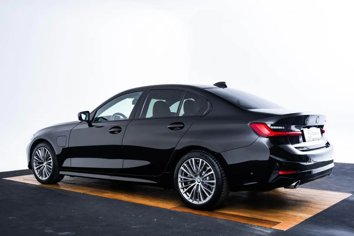 330e Sport Line - Active Cruise Control - Stoelverwarming voor en achter - Elektrisch verstelbare stoelen - Elektrische achterklep - Geluiddempende/getinte ruiten - BMW Live Cockpit Professi