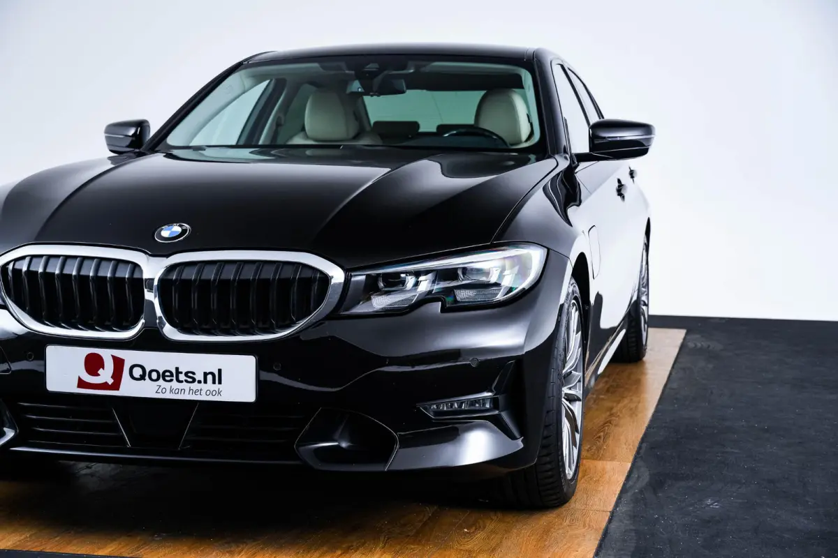 330e Sport Line - Active Cruise Control - Stoelverwarming voor en achter - Elektrisch verstelbare stoelen - Elektrische achterklep - Geluiddempende/getinte ruiten - BMW Live Cockpit Professi