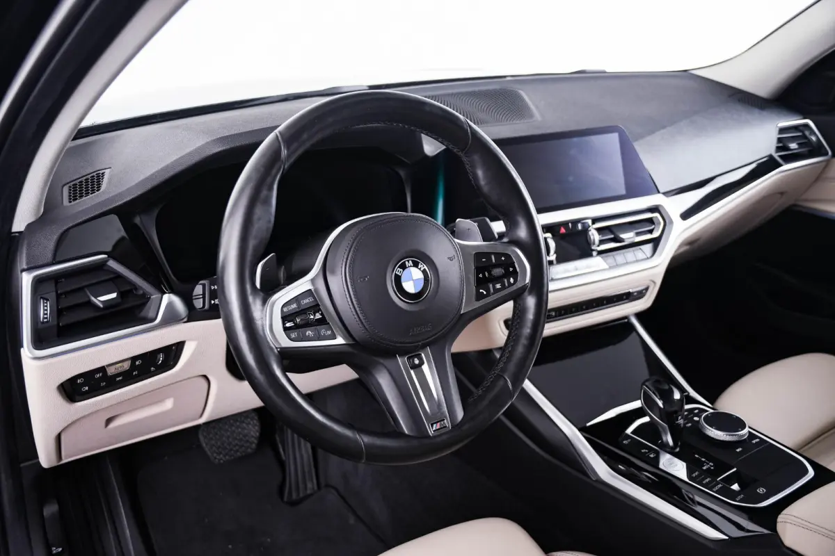 330e Sport Line - Active Cruise Control - Stoelverwarming voor en achter - Elektrisch verstelbare stoelen - Elektrische achterklep - Geluiddempende/getinte ruiten - BMW Live Cockpit Professi
