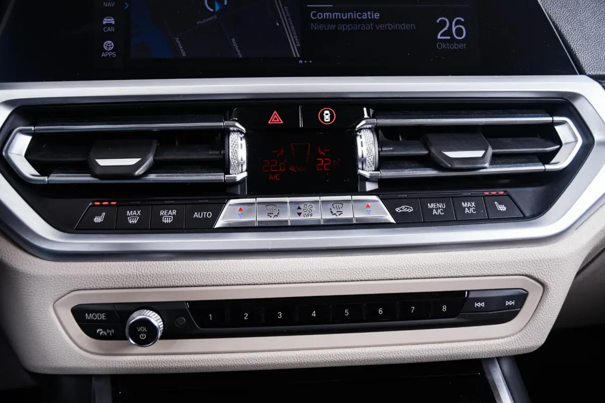 330e Sport Line - Active Cruise Control - Stoelverwarming voor en achter - Elektrisch verstelbare stoelen - Elektrische achterklep - Geluiddempende/getinte ruiten - BMW Live Cockpit Professi