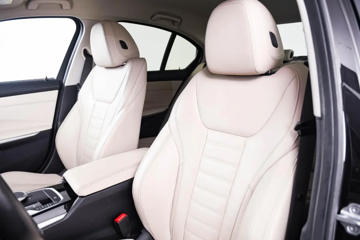 330e Sport Line - Active Cruise Control - Stoelverwarming voor en achter - Elektrisch verstelbare stoelen - Elektrische achterklep - Geluiddempende/getinte ruiten - BMW Live Cockpit Professi