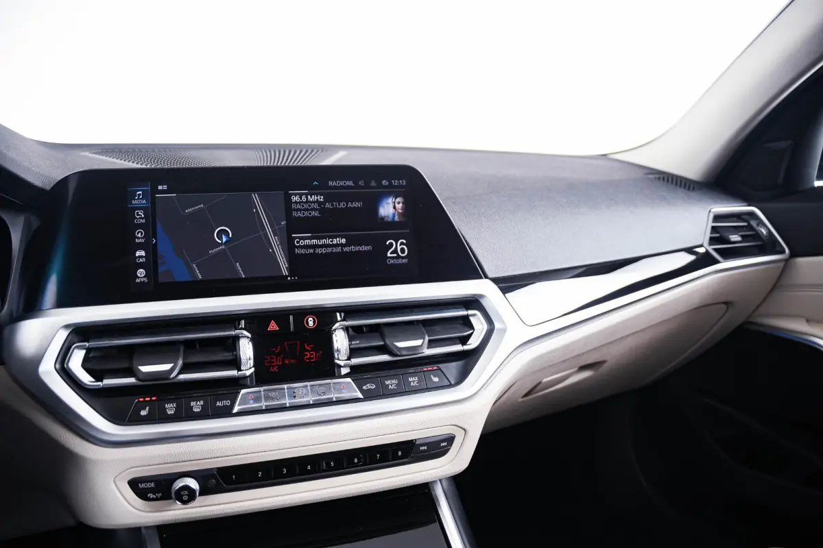 330e Sport Line - Active Cruise Control - Stoelverwarming voor en achter - Elektrisch verstelbare stoelen - Elektrische achterklep - Geluiddempende/getinte ruiten - BMW Live Cockpit Professi