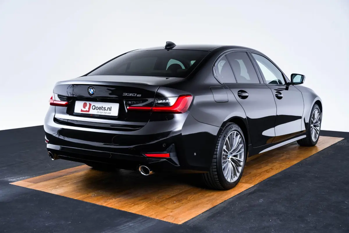 330e Sport Line - Active Cruise Control - Stoelverwarming voor en achter - Elektrisch verstelbare stoelen - Elektrische achterklep - Geluiddempende/getinte ruiten - BMW Live Cockpit Professi