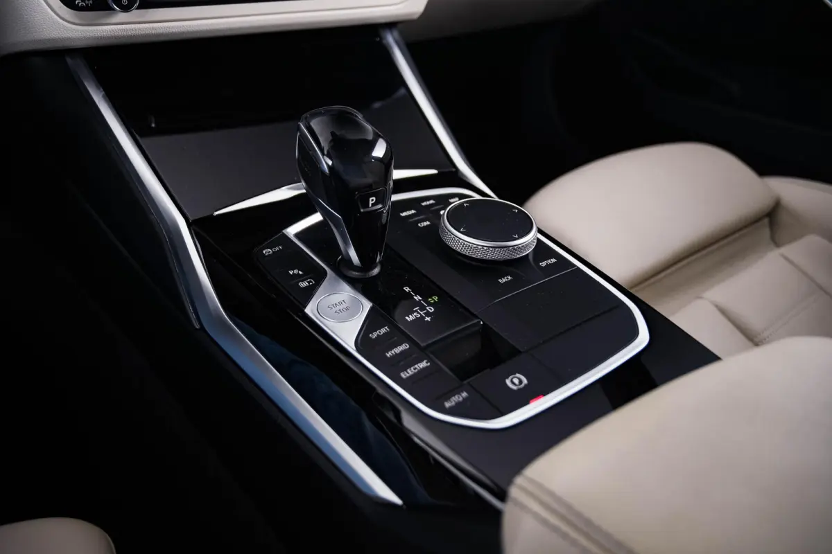 330e Sport Line - Active Cruise Control - Stoelverwarming voor en achter - Elektrisch verstelbare stoelen - Elektrische achterklep - Geluiddempende/getinte ruiten - BMW Live Cockpit Professi