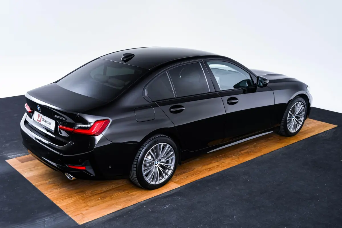 330e Sport Line - Active Cruise Control - Stoelverwarming voor en achter - Elektrisch verstelbare stoelen - Elektrische achterklep - Geluiddempende/getinte ruiten - BMW Live Cockpit Professi