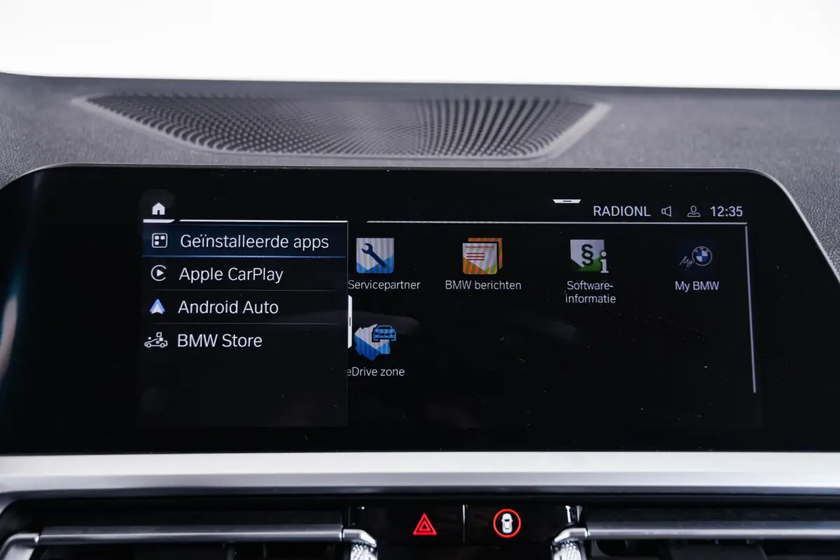 330e Sport Line - Active Cruise Control - Stoelverwarming voor en achter - Elektrisch verstelbare stoelen - Elektrische achterklep - Geluiddempende/getinte ruiten - BMW Live Cockpit Professi