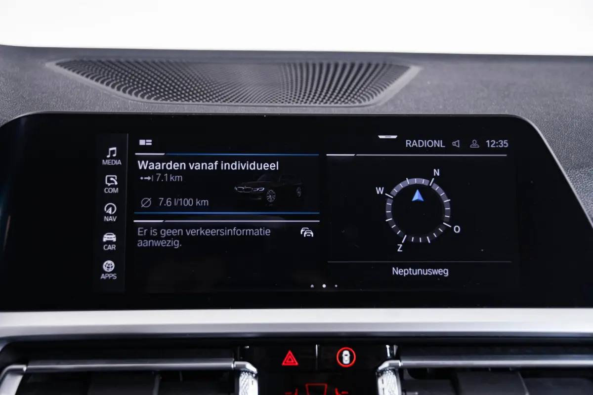 330e Sport Line - Active Cruise Control - Stoelverwarming voor en achter - Elektrisch verstelbare stoelen - Elektrische achterklep - Geluiddempende/getinte ruiten - BMW Live Cockpit Professi