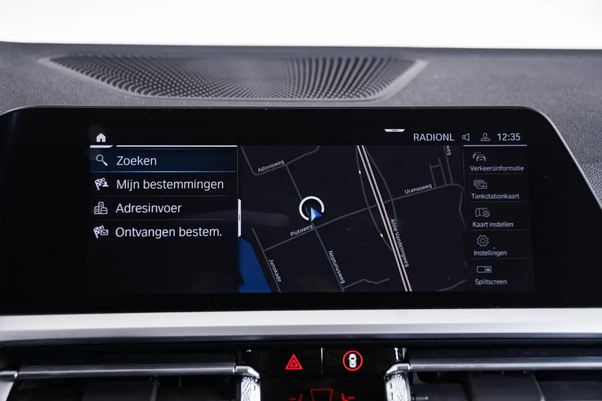 330e Sport Line - Active Cruise Control - Stoelverwarming voor en achter - Elektrisch verstelbare stoelen - Elektrische achterklep - Geluiddempende/getinte ruiten - BMW Live Cockpit Professi