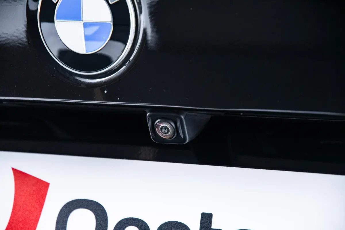 330e Sport Line - Active Cruise Control - Stoelverwarming voor en achter - Elektrisch verstelbare stoelen - Elektrische achterklep - Geluiddempende/getinte ruiten - BMW Live Cockpit Professi