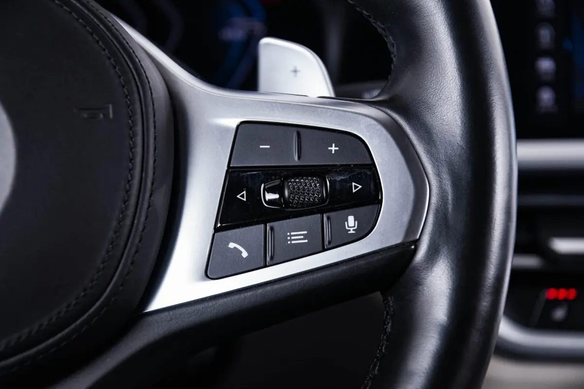 330e Sport Line - Active Cruise Control - Stoelverwarming voor en achter - Elektrisch verstelbare stoelen - Elektrische achterklep - Geluiddempende/getinte ruiten - BMW Live Cockpit Professi