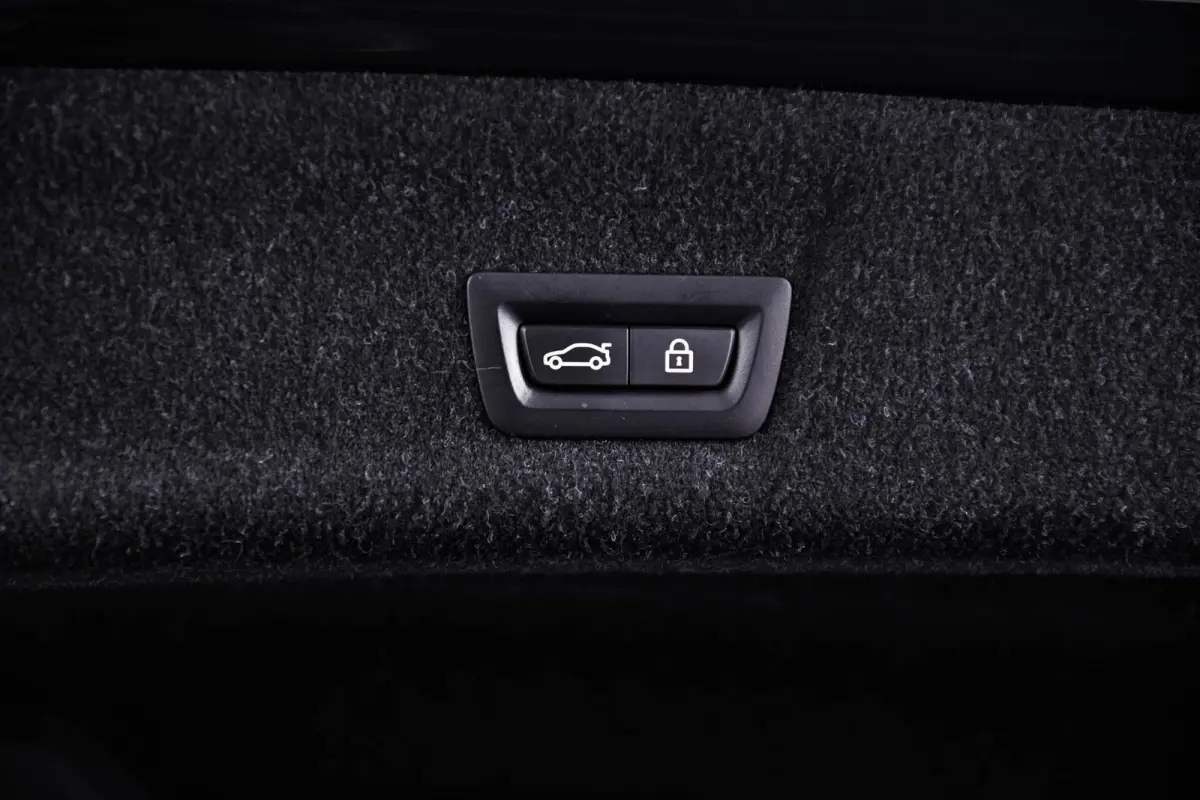 330e Sport Line - Active Cruise Control - Stoelverwarming voor en achter - Elektrisch verstelbare stoelen - Elektrische achterklep - Geluiddempende/getinte ruiten - BMW Live Cockpit Professi