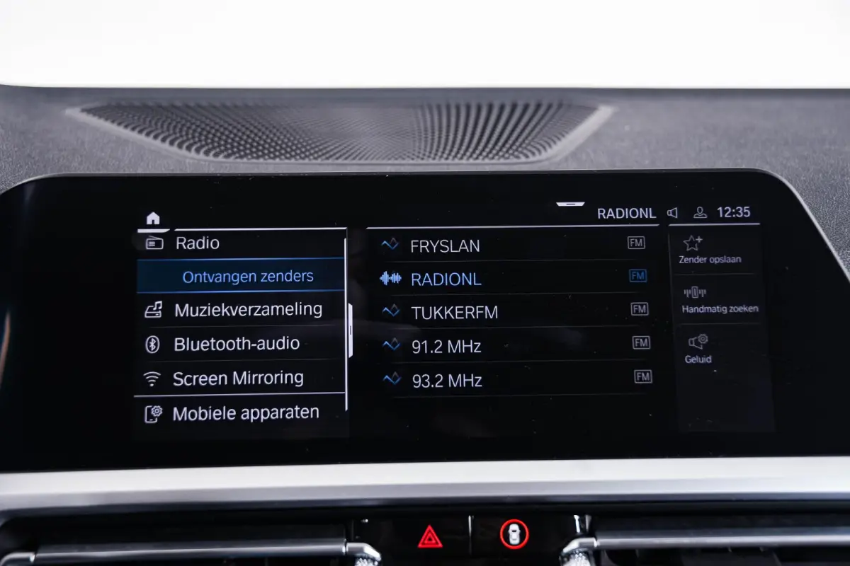 330e Sport Line - Active Cruise Control - Stoelverwarming voor en achter - Elektrisch verstelbare stoelen - Elektrische achterklep - Geluiddempende/getinte ruiten - BMW Live Cockpit Professi