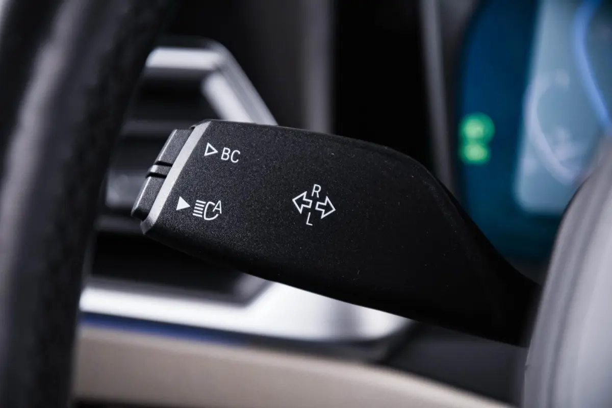 330e Sport Line - Active Cruise Control - Stoelverwarming voor en achter - Elektrisch verstelbare stoelen - Elektrische achterklep - Geluiddempende/getinte ruiten - BMW Live Cockpit Professi
